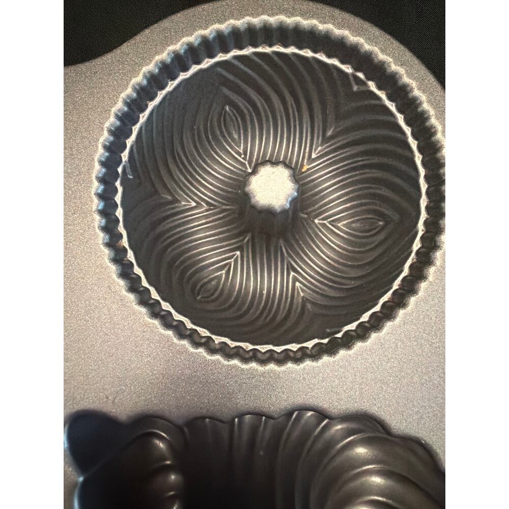 Nordic Ware 9-Cup Bundt Cake Quartet Pan in Metallic Gray Y2K Excellent Shape - Picture 7 of 9
